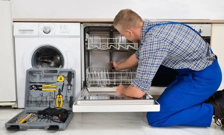Erenler Liebherr servisi teknisyen ekibi beyaz eşya tamiri yaparken